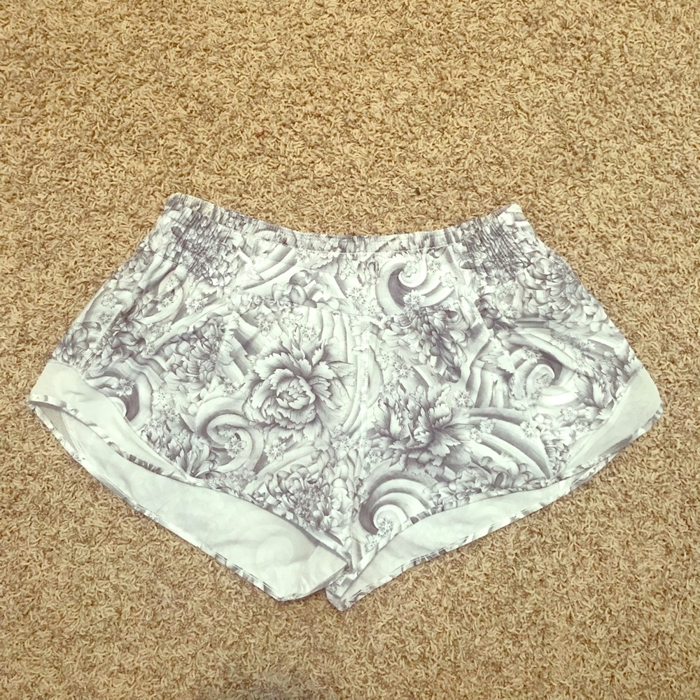 Lululemon Hotty Hot shorts 🍋